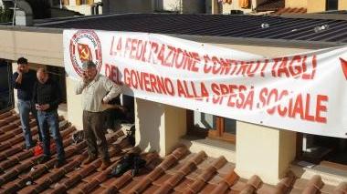 Allocca sul tetto contro i tagli di Tremonti