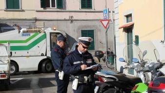 I vigili multano i veicoli in sosta in via Muratori