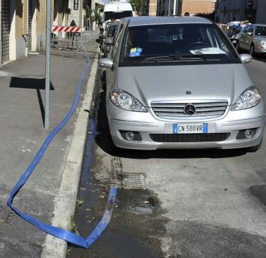 <b>LA POZZA </b>della vergogna in via Adige In alto la presidente del Centro Concetta Relli 