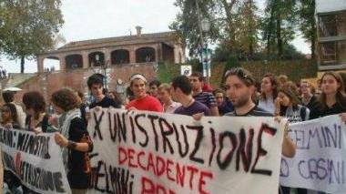 Un corteo di studenti contro la riforma Gelmini