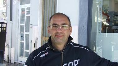 A sinistra coach Alessandro Tosi, tecnico della Quasar Massa: dopo la vittoria contro Monselice la squadra di patron Vullo attende il Brescia reduce da una brutta sconfitta contro il forte Cantù