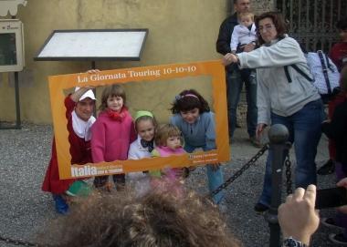 Bambini in cornice durante la festa del Tci 