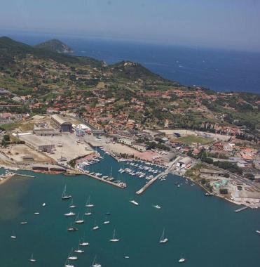 Una veduta dallalto del porto di Portoferraio 