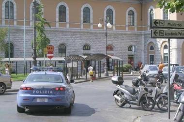 Controlli della polizia alla stazione   