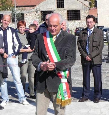 Un momento del taglio del nastro 