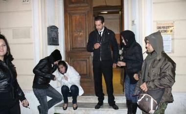 Al centro Matteo Viviani delle Iene davanti alla dese della Muliebris a Livorno 