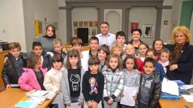 Gli alunni nella redazione con i loro insegnanti