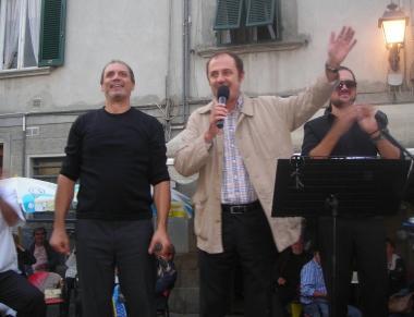 Antonio Passerai (a sin.) col sindaco sul palco dopo la vittoria nel derby 