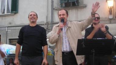 Antonio Passerai (a sin.) col sindaco sul palco dopo la vittoria nel derby