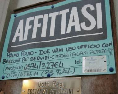 Il cartello in piazza S. Francesco 