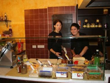 Mascia Zannoni e Claudia Biccica nella paninoteca Il Bassotto 