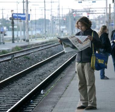 <b>DISAVVENTURE.</b> Un viaggiatore aspetta il treno 