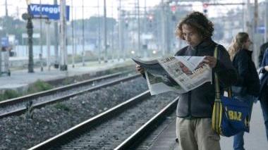 <b>DISAVVENTURE.</b> Un viaggiatore aspetta il treno