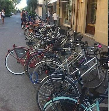 <b>SELVA DI DUE RUOTE.</b> Rastrelliere stracolme nel centro di Forte dei Marmi 