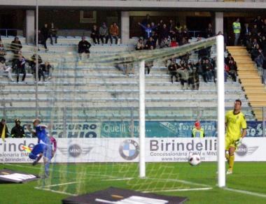 <b>Tre flash di una notte magica</b> A sinistra Claudio Coralli realizza il primo dei tre gol che regalano il derby allEmpoli Qui sopra i giocatori celebrano la vittoria regalando le maglie ai propri sostenitori e a destra una bella immagine della Maratona 