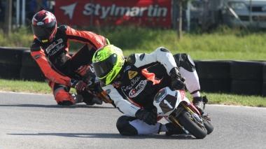 <b>PREMIATO</b> Alessio Chessa su podio di Codogno e con il numero 1 durante una corsa