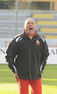 A sinistra la grinta di Favarin a destra Bertoli e Biggi gli infortunati al termine del derby 