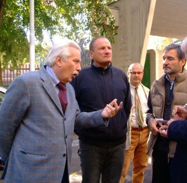 Lassessore Lido Moschini illustra i lavori al palasport (Vip)  