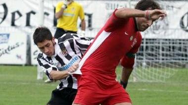 In basso il nuovo tecnico Filippi; a destra il terzino della Massese Alessandro Trabacchi: si è infortunato e sono ancora incerti i tempi del suo recupero