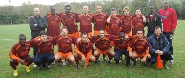 <b>AMATORI UISP. </b>Da sinistra Giusti (Brogiotti), Fortezza (Cus Pisa Ticchio) e larbitro Paolo Logli; sotto, la formazione del Panificio Del Punta Coltano   
