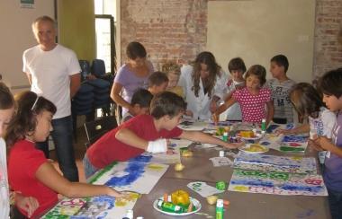 I bambini della Battisti nel laboratorio della scuola 