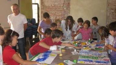 I bambini della Battisti nel laboratorio della scuola
