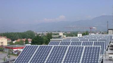 Una distesa di pannelli fotovoltaici sul tetto di una fabbrica