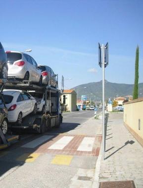 Il dosso delle polemiche le buche sulla strada e i cassonetti sul marciapiede   