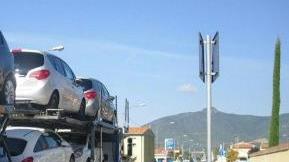 Il dosso delle polemiche le buche sulla strada e i cassonetti sul marciapiede