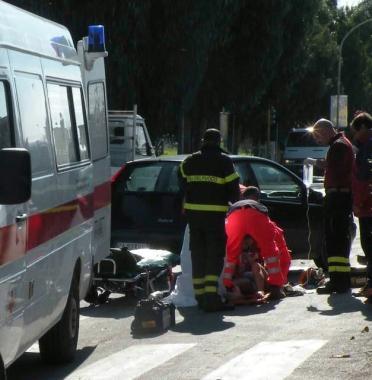 <b>LA GIOVANE A TERRA.</b> Attorniata dai soccorritori che lhanno stabilizzata in attesa dellarrivo di Pegaso           