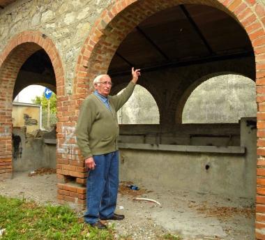 Luigi Barghini mostra il vecchio lavatoio di Catena, risalente al dopoguerra  