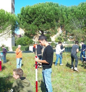 Gli studenti al lavoro nel giardino 