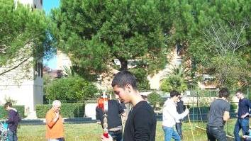 Gli studenti al lavoro nel giardino