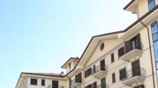 <b>IL “GIGANTE” VUOTO.</b> L’edificio costruito tra via Federigi e via Don Minzoni: i commercianti “rinfacciano” al Comune una progettazione portata avanti senza alcun confronto