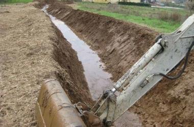 Ruspe al lavoro su un fosso di bonifica 