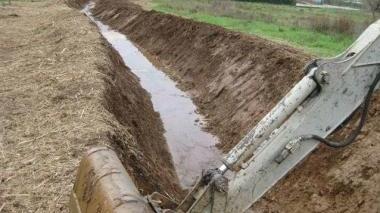 Ruspe al lavoro su un fosso di bonifica