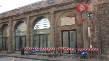 Le transenne sotto la facciata del vecchio teatro San Marco