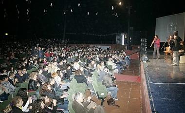 In alto un momento del Campus di Albachiara tenuto lanno scorso sempre al teatro Verdi  