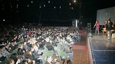 In alto un momento del Campus di Albachiara tenuto l’anno scorso sempre al teatro Verdi
