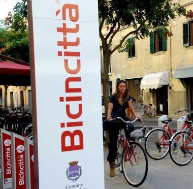 Postazione di bike sharing in una citt&agrave; dove il servizio &egrave; gi&agrave; iniziato 