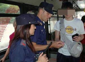 Sui bus arrivano i poliziotti