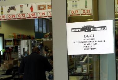 Uno dei supermercati chiusi per lutto 