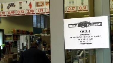 Uno dei supermercati chiusi per lutto
