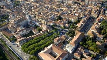 Una veduta aerea del centro storico di Pontedera Nella foto piccola sotto il titolo uno scorcio della frazione di Pardossi dove la popolazione è in crescita