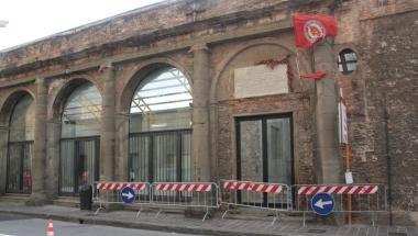 Le transenne sotto la facciata del vecchio teatro San Marco