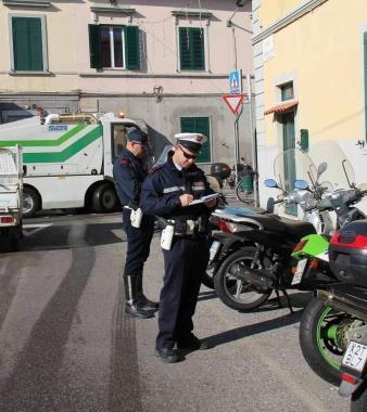 I vigili multano i veicoli in sosta in via Muratori