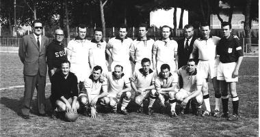 Il Rosignano 1954-55: Colombaioni &egrave; il sesto in piedi da sinistra 