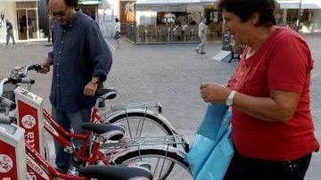 Biciclette a noleggio in un’area di servizio