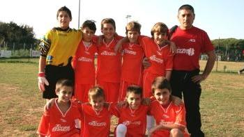 La formazione al completo dei Pulcini 2000 dell’Aics Rosignano