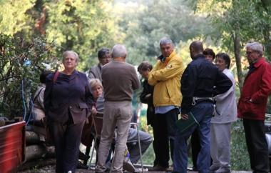 Gli amici della vittima e la polizia al circolo 